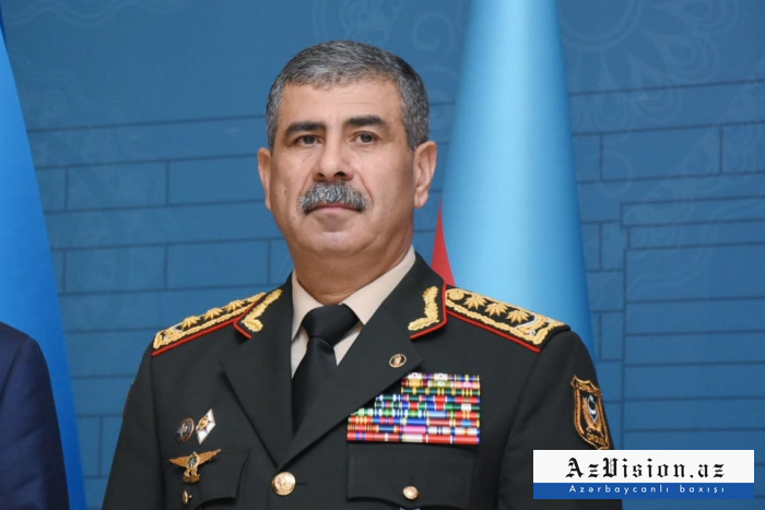 El ministro de Defensa felicita al personal del ejército azerbaiyano