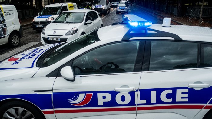 Parisdə kişi mağazaya gələnləri girov götürüb  
