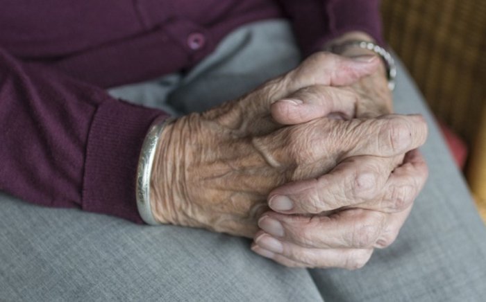 75 yaşlı qadını döyən baxıcıya cinayət işi açıldı
