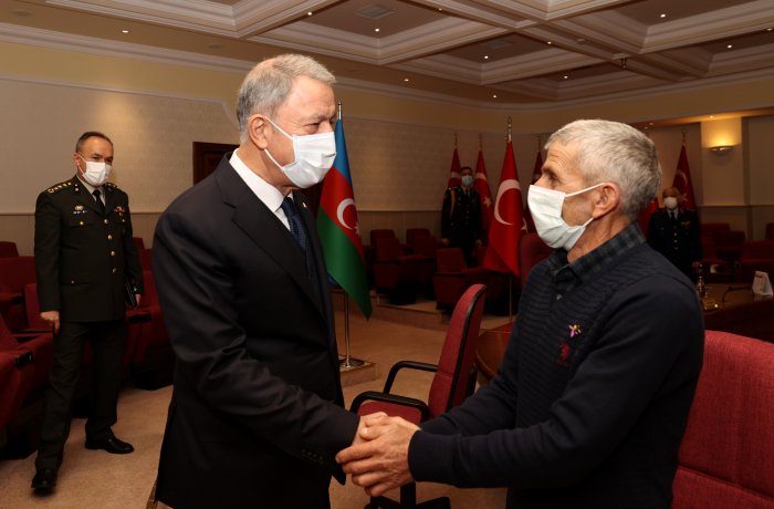    Hulusi Akar şəhid Valeh Məmiyevin ailə üzvləri ilə görüşüb   