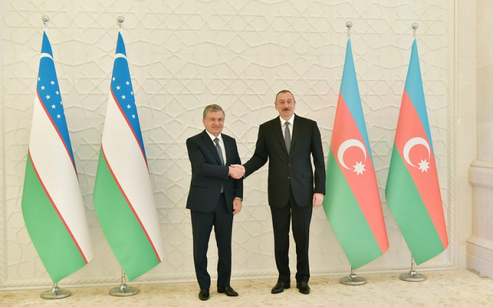   Schavkat Mirziyoyev rief Präsident Ilham Aliyev an  