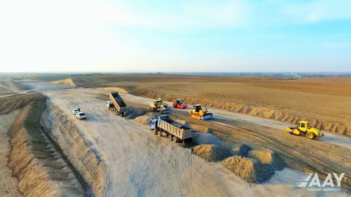   أعمال إنشاء الطريق البري الواصل بين احمدبايلي وفضولي وشوشا مستمرة   