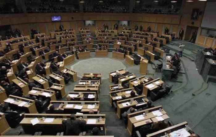 Konstitusiya dəyişikliyini müzakirə edən deputatlar əlbəyaxa oldular