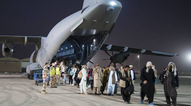 Environ 260 Afghans menacés évacués de Kaboul par la France