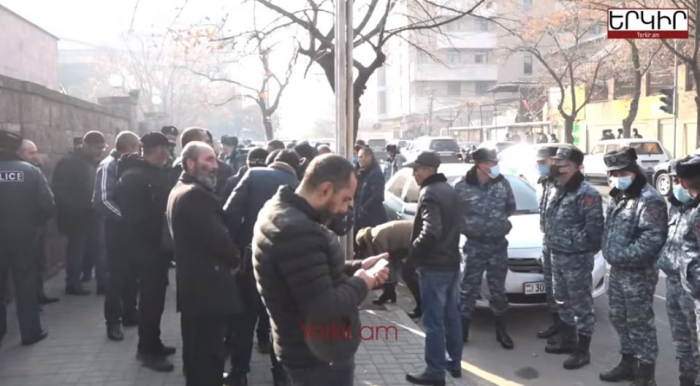       Ermənistanda aksiya:   Etirazçılar spikerlə görüş tələb edirlər-   CANLI      