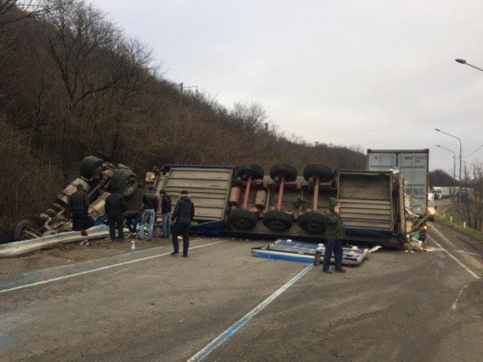 Ermənistanda 10 ton apelsin daşıyan İran maşını aşıb