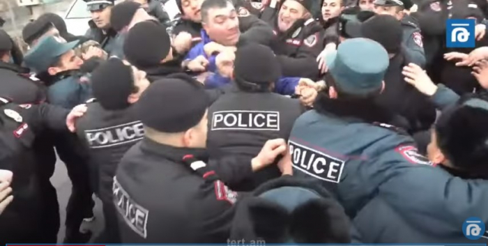   Ermənistanda polis mitinq iştirakçılarını döyüb-   VİDEO       