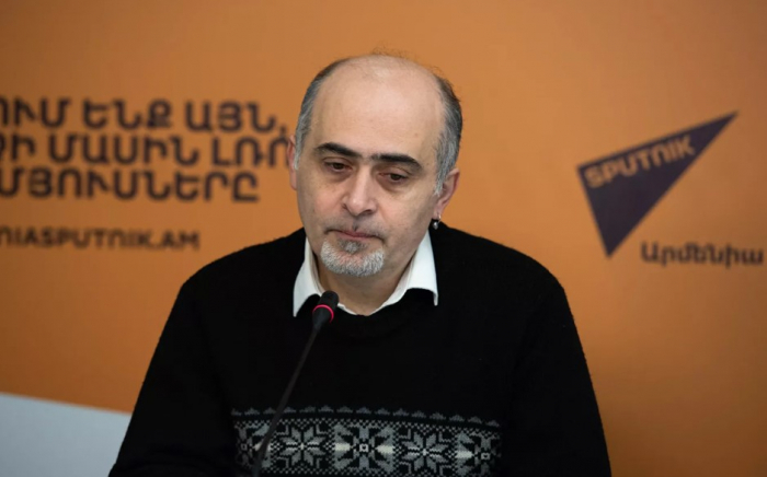    "İrəvan    siyasətçi    və    jurnalistləri  casus proqramlarıyla izləyir"   