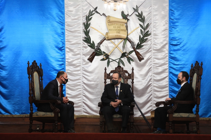 El Presidente de Guatemala felicita al diplomático de Azerbaiyán