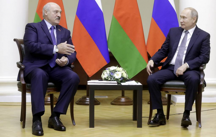 Lukaşenko Putinə kolbasa, pendir və qədəh hədiyyə edib 