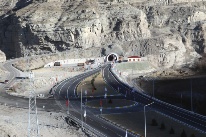   Ein neuer Tunnel, der die Türkei mit dem Kaukasus verbindet, wird heute eröffnet  