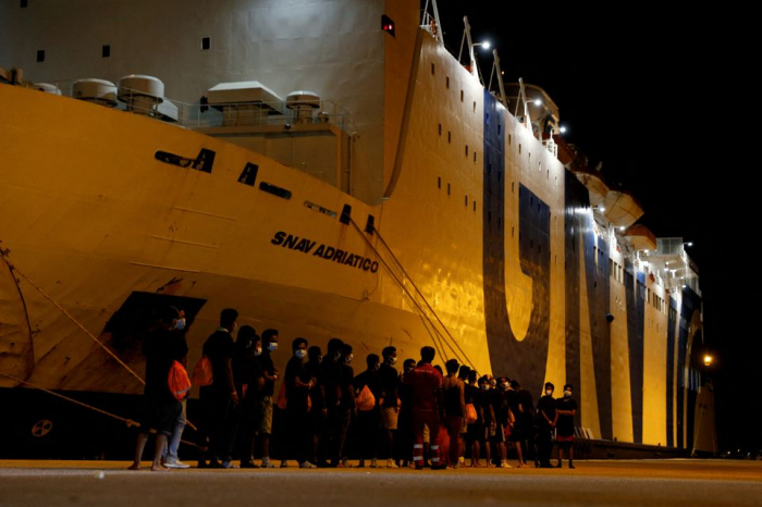 Charity boat with 440 migrants to dock in Italy