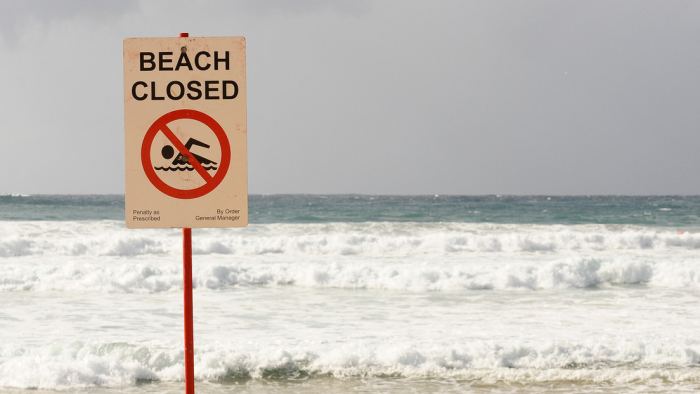 Derrame de aguas residuales a gran escala provoca un extenso cierre de playas al sur de Los Ángeles