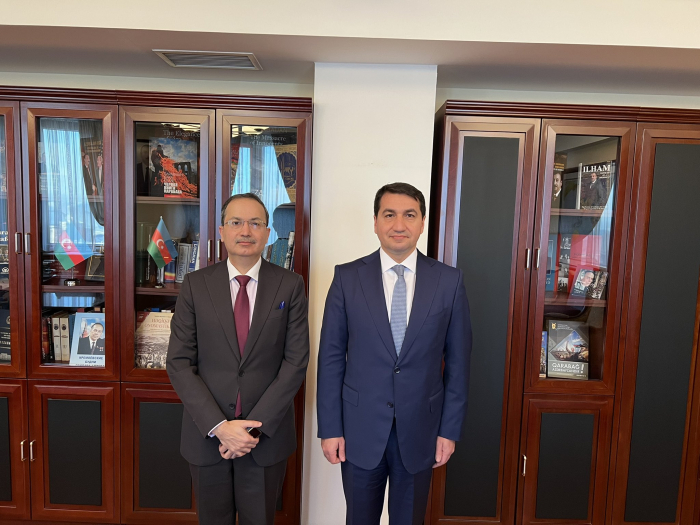   Hikmet Hajiyev se reunió con el embajador de Pakistán  