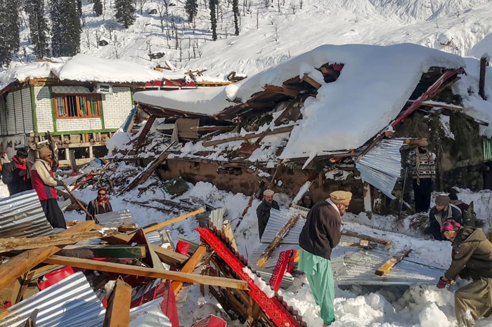 At least 16 die trapped in vehicles during Pakistan snowstorm