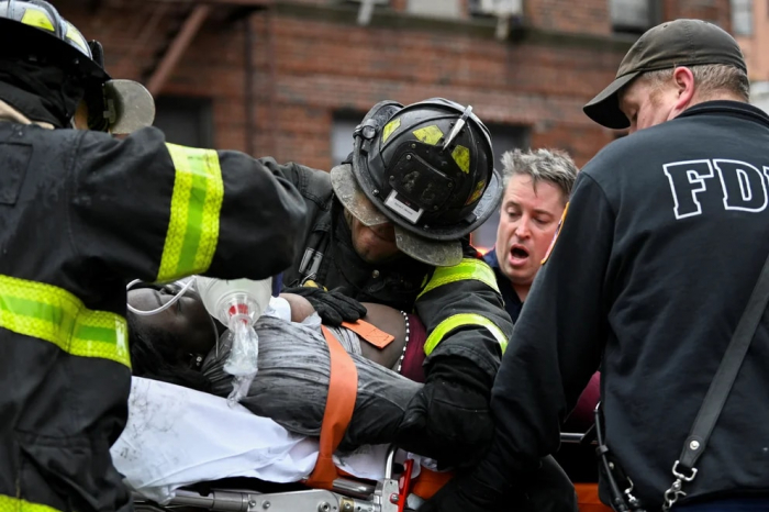 Al menos 19 personas, entre ellas nueve niños, murieron en un incendio en un edificio de Nueva York