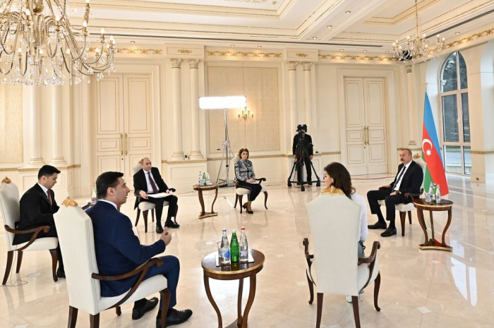 Le président azerbaïdjanais Ilham Aliyev accorde une interview aux chaînes de télévision locales 