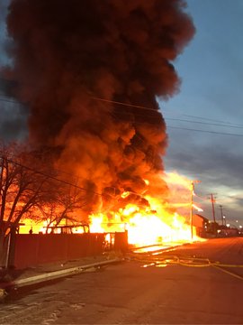   VIDEO  : Masivo incendio en un edificio comercial en California