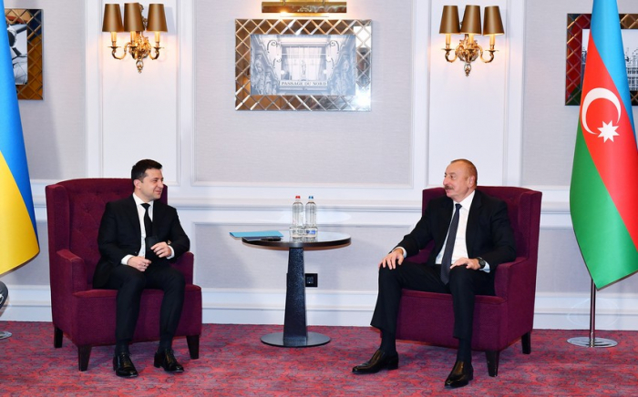   Los presidentes de Azerbaiyán y Ucrania han iniciado una reunión personal   