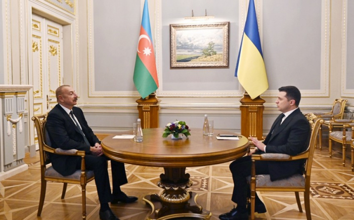 Se ofreció un almuerzo en nombre del presidente de Ucrania en honor del presidente de Azerbaiyán