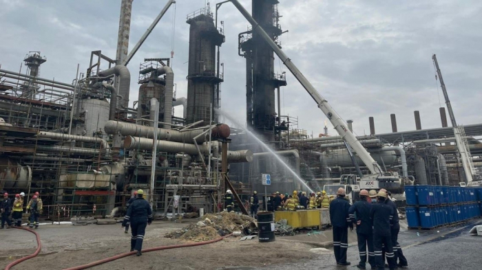  Küveytdə neft zavodunda yanğın:    Ölənlər var     
 