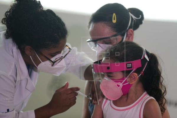 Brasil vacuna a niños contra covid y en Ecuador regresan a clases virtuales