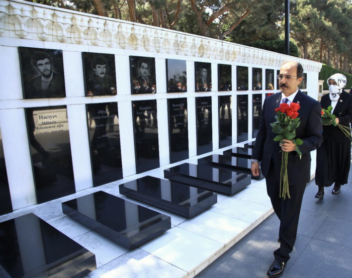   Turkish ambassador pays respect to “Black January” martyrs  