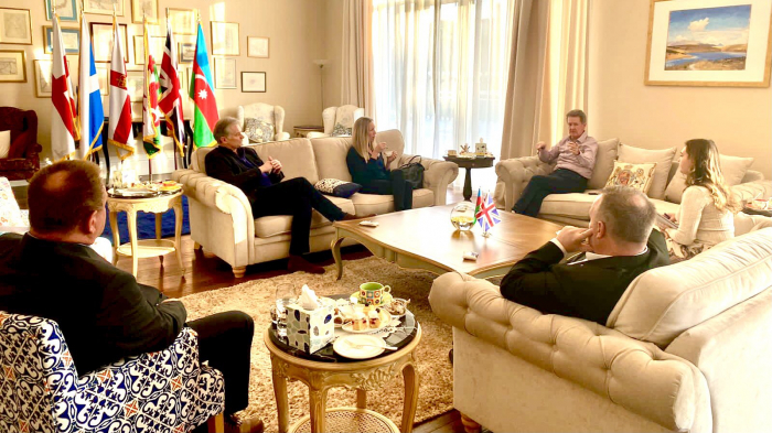   Britische Botschafter teilt seine Erfahrungen in der Minenkontrolle mit Aserbaidschan  
