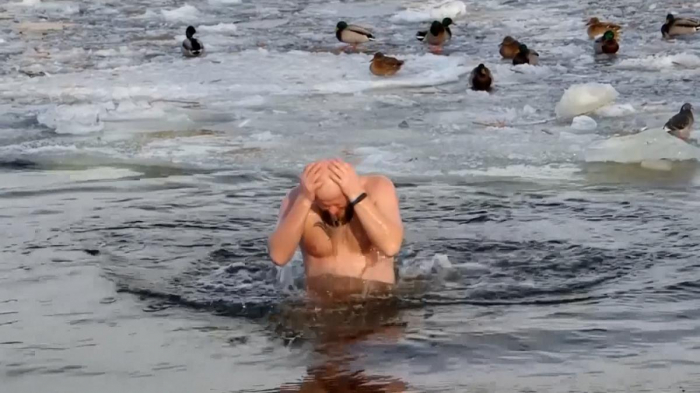  Kiev residents bathe in Dnieper River to mark Epiphany -  NO COMMENT  