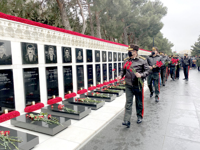 Azerbaijani Defense Ministry’s leadership visits Alley of Martyrs
