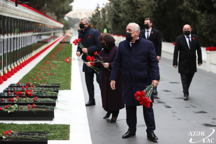   State and government officials visit Alley of Martyrs  