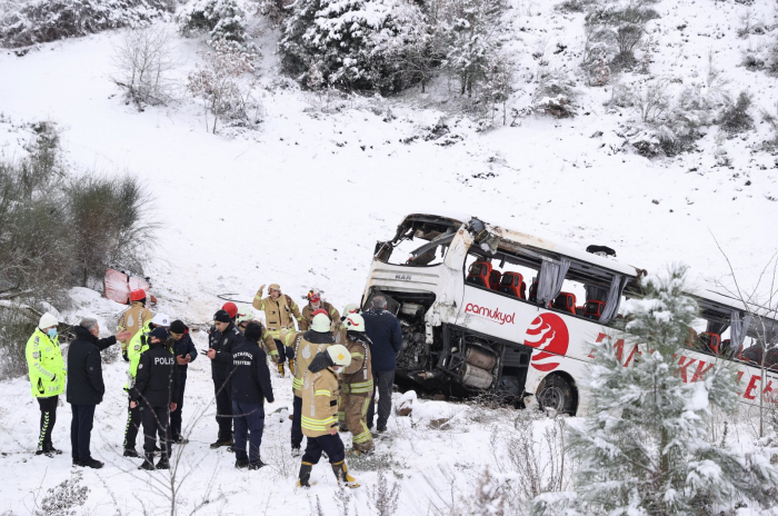 3 dead, 18 wounded as bus rolls over into ditch in Istanbul