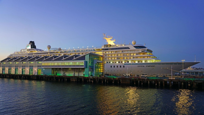 Crucero con 700 personas a bordo se desvía de su ruta para evitar ser incautado en EE.UU. por una deuda millonaria