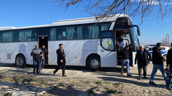 Erster Personenbus aus Baku kommt im befreiten Agdam an