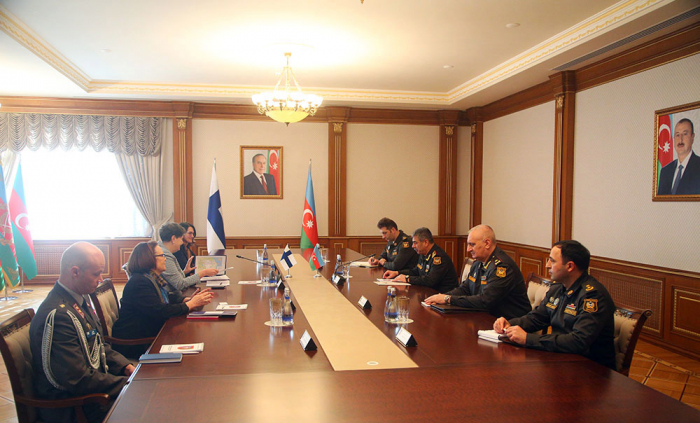 Aserbaidschanischer Verteidigungsminister trifft sich mit finnischer Delegation