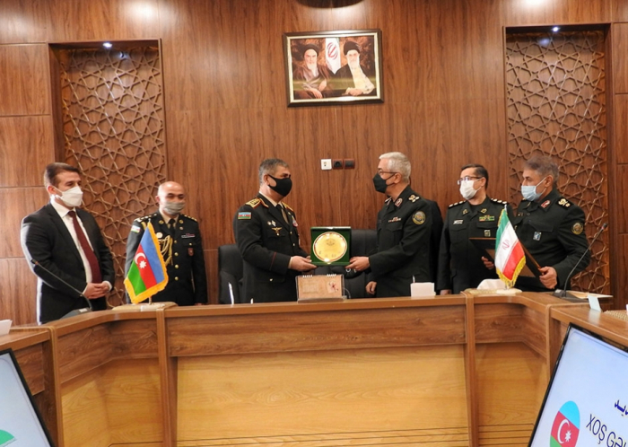   وزير الدفاع الاذربيجاني يلتقي رئيس الأركان العامة للقوات المسلحة الإيرانية  