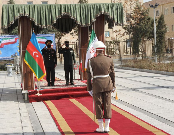   Aserbaidschanischer Verteidigungsminister trifft sich mit dem iranischen Generalstabschef  