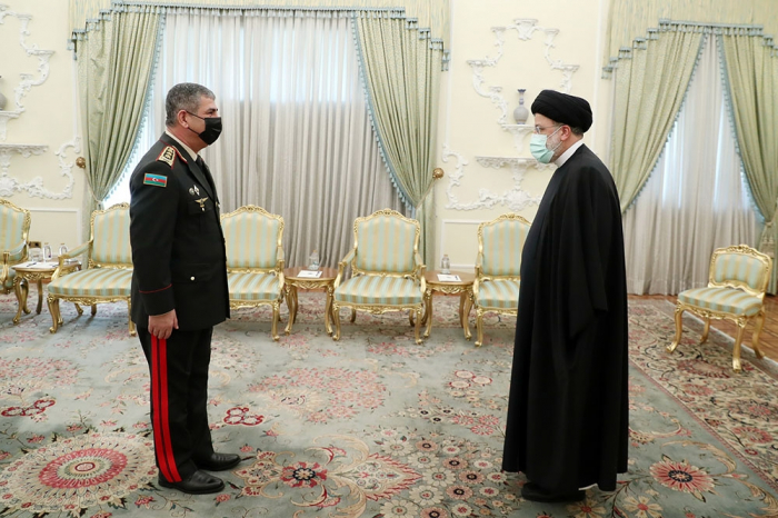   El ministro de Defensa de Azerbaiyán se reúne con el presidente iraní  