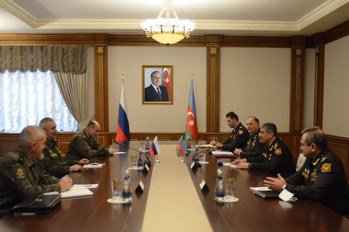  Le ministre azerbaïdjanais de la Défense reçoit le nouveau commandant des soldats de la paix russes 
