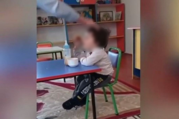    Bağçada uşağı döyən tərbiyəçi işdən çıxarılıb  
   