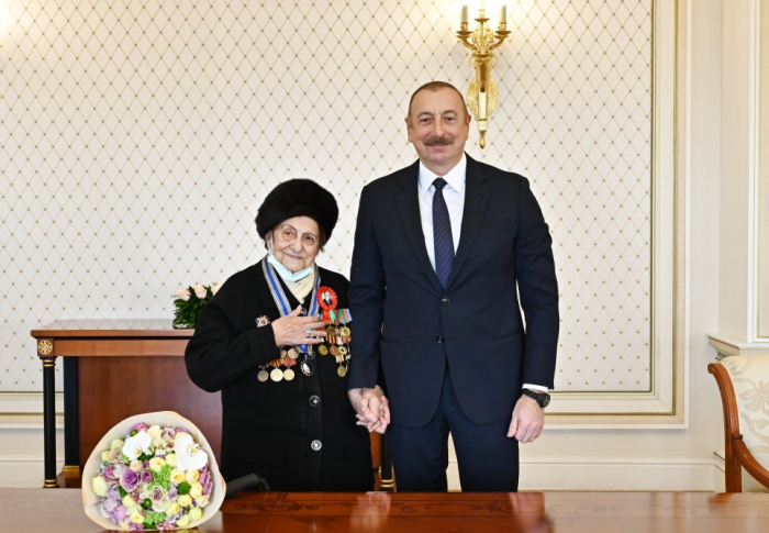   Presidente Ilham Aliyev entrega la orden "Istiglal" a Fatma Sattarova-   FOTO    