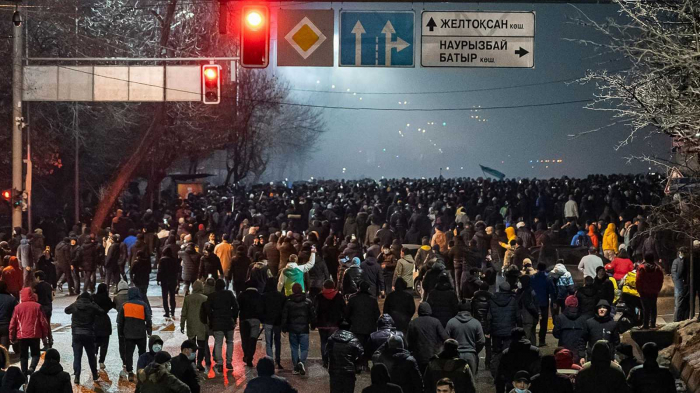 Manifestantes asaltan un edificio gubernamental en la mayor ciudad de Kazajistán