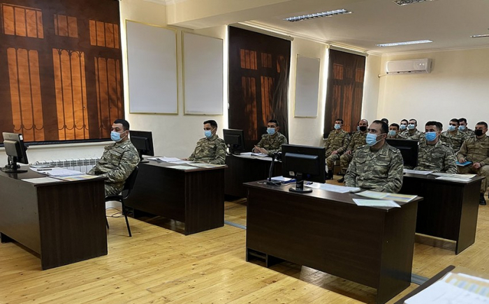     Ministerio de Defensa:   "Se celebran sesiones de formación para comandantes de batallón"  