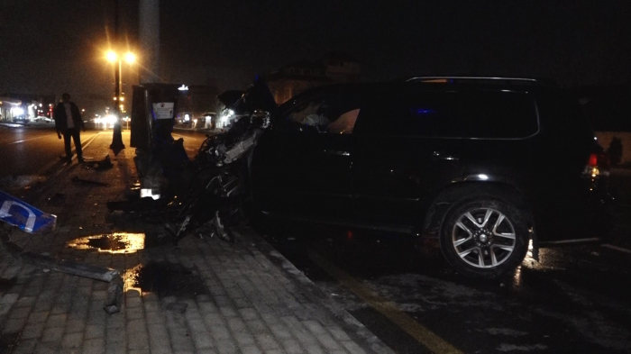 Bakıda avtomobil işıq dirəyinə çırpılıb, 1 nəfər ölüb  
