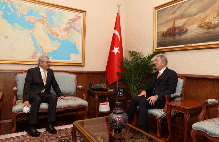    Hulusi Akar Ermənistan üzrə xüsusi nümayəndəni qəbul edib   