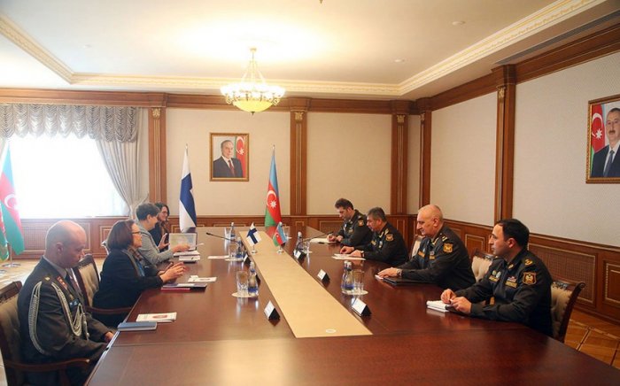 Müdafiə naziri finlandiyalı rəsmilərlə görüşüb