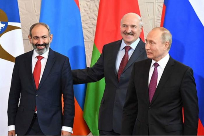 Lukaşenko Putin və Paşinyanla Qazaxıstanı müzakirə edib