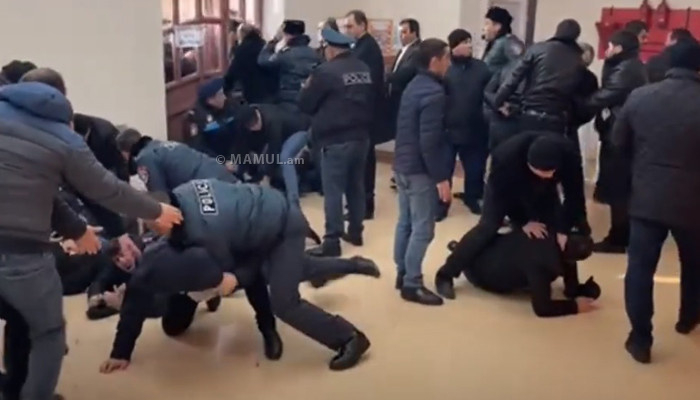    Ermənistanda polislə etirazçılar arasında dava olub-   VİDEO      