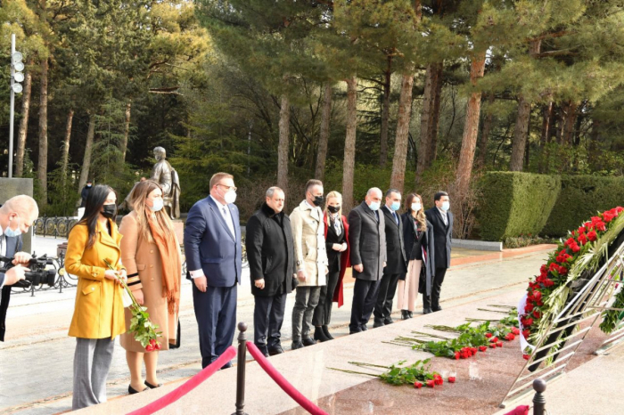 Azerbaïdjan : Le président du Parlement monténégrin visite les allées d’Honneur et des Martyrs 