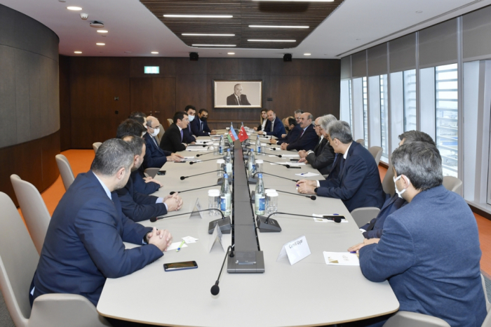 Ministerio de Economía de Azerbaiyán y la Unión de Arquitectos e Ingenieros del Mundo Turco discuten la cooperación bilateral